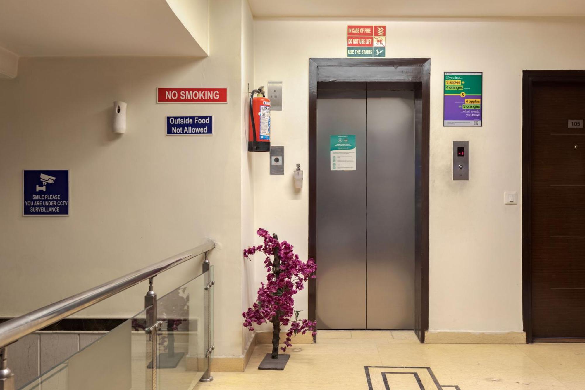 Treebo White Castle, Gurgaon Hotel ภายนอก รูปภาพ