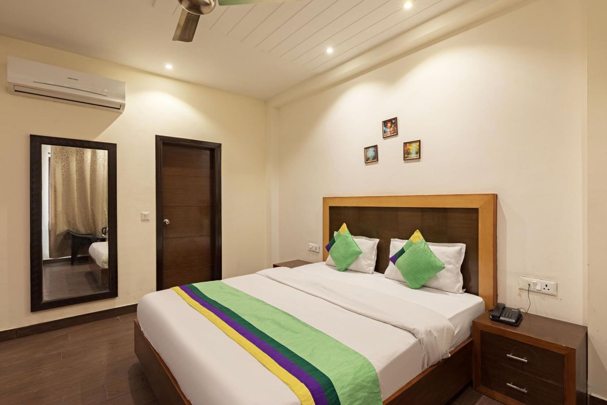 Treebo White Castle, Gurgaon Hotel ภายนอก รูปภาพ