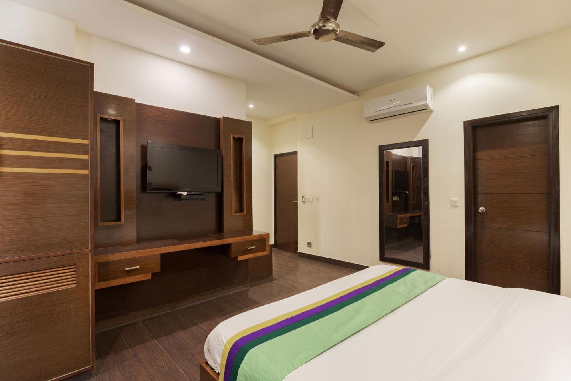 Treebo White Castle, Gurgaon Hotel ภายนอก รูปภาพ