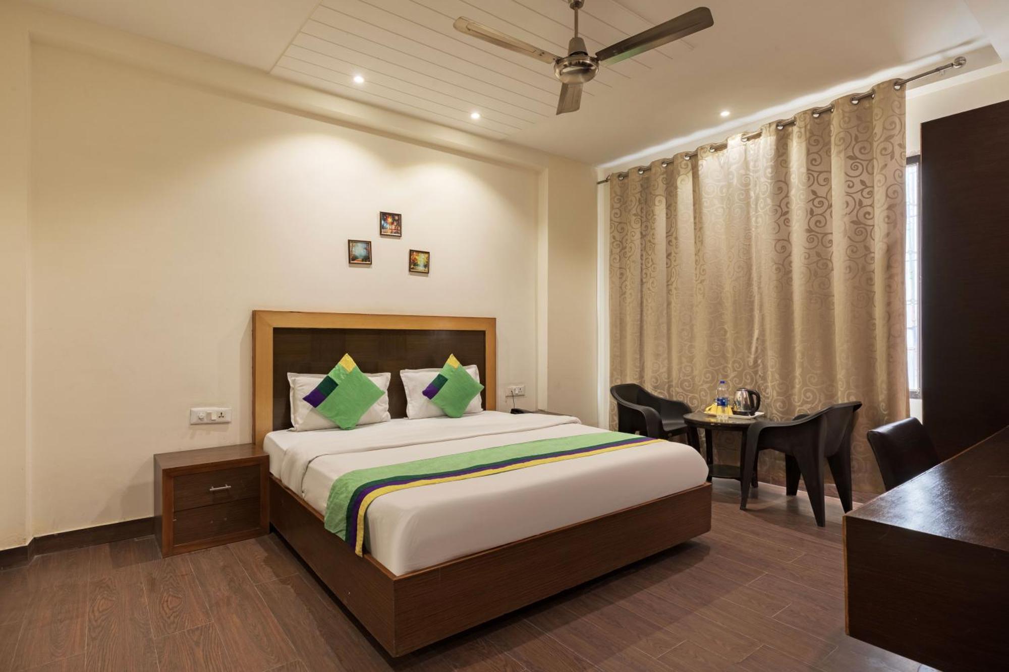 Treebo White Castle, Gurgaon Hotel ภายนอก รูปภาพ