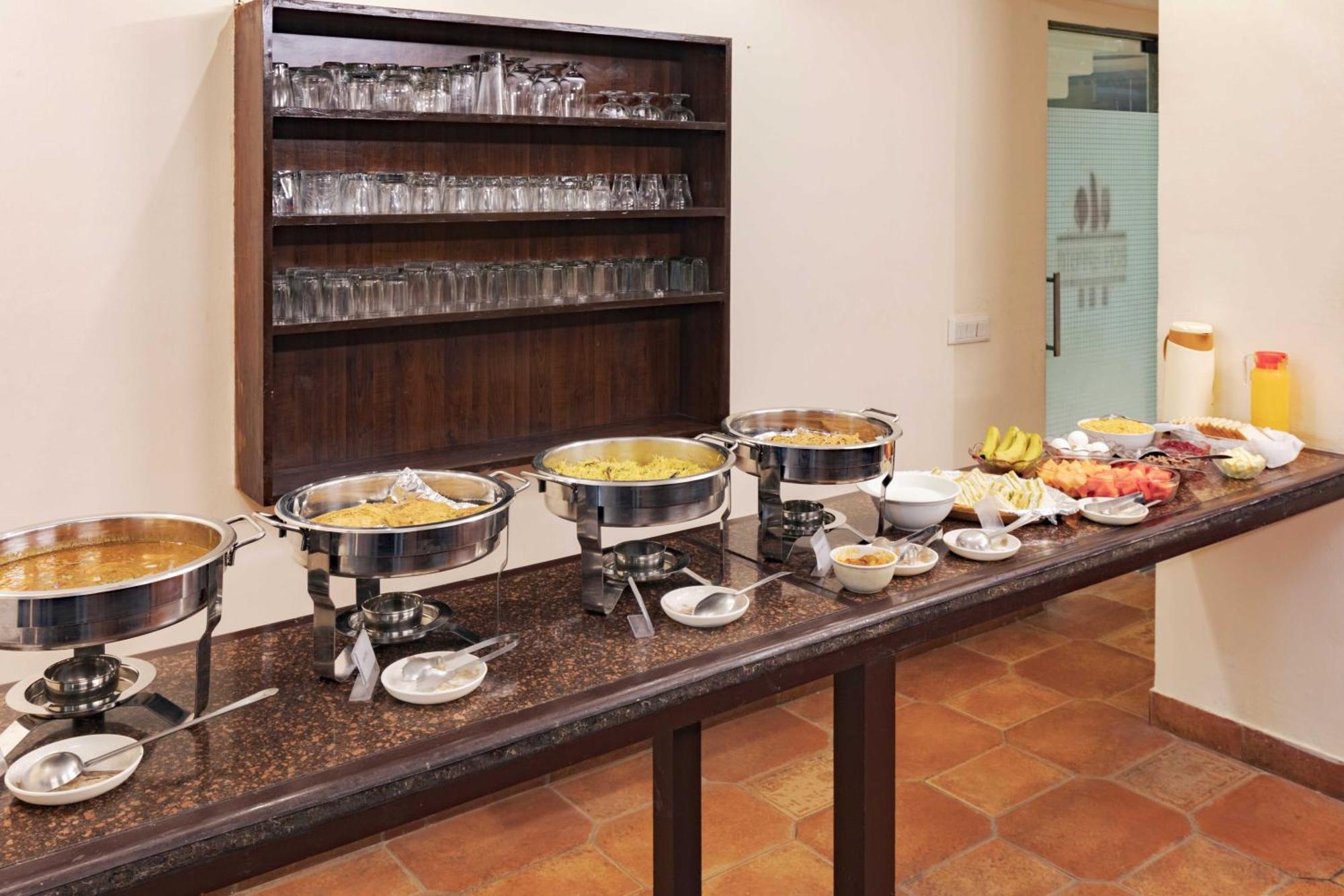 Treebo White Castle, Gurgaon Hotel ภายนอก รูปภาพ
