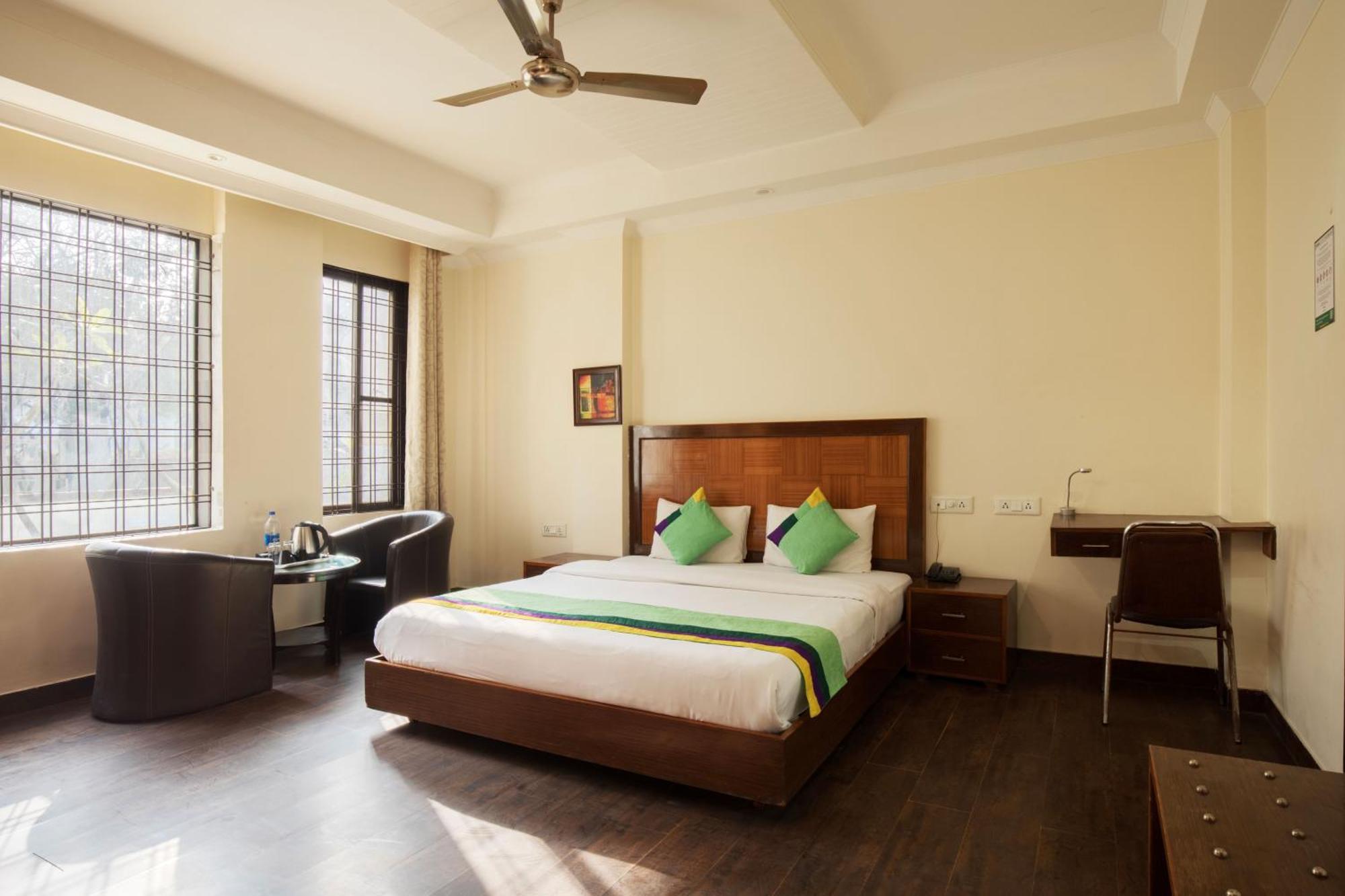 Treebo White Castle, Gurgaon Hotel ภายนอก รูปภาพ