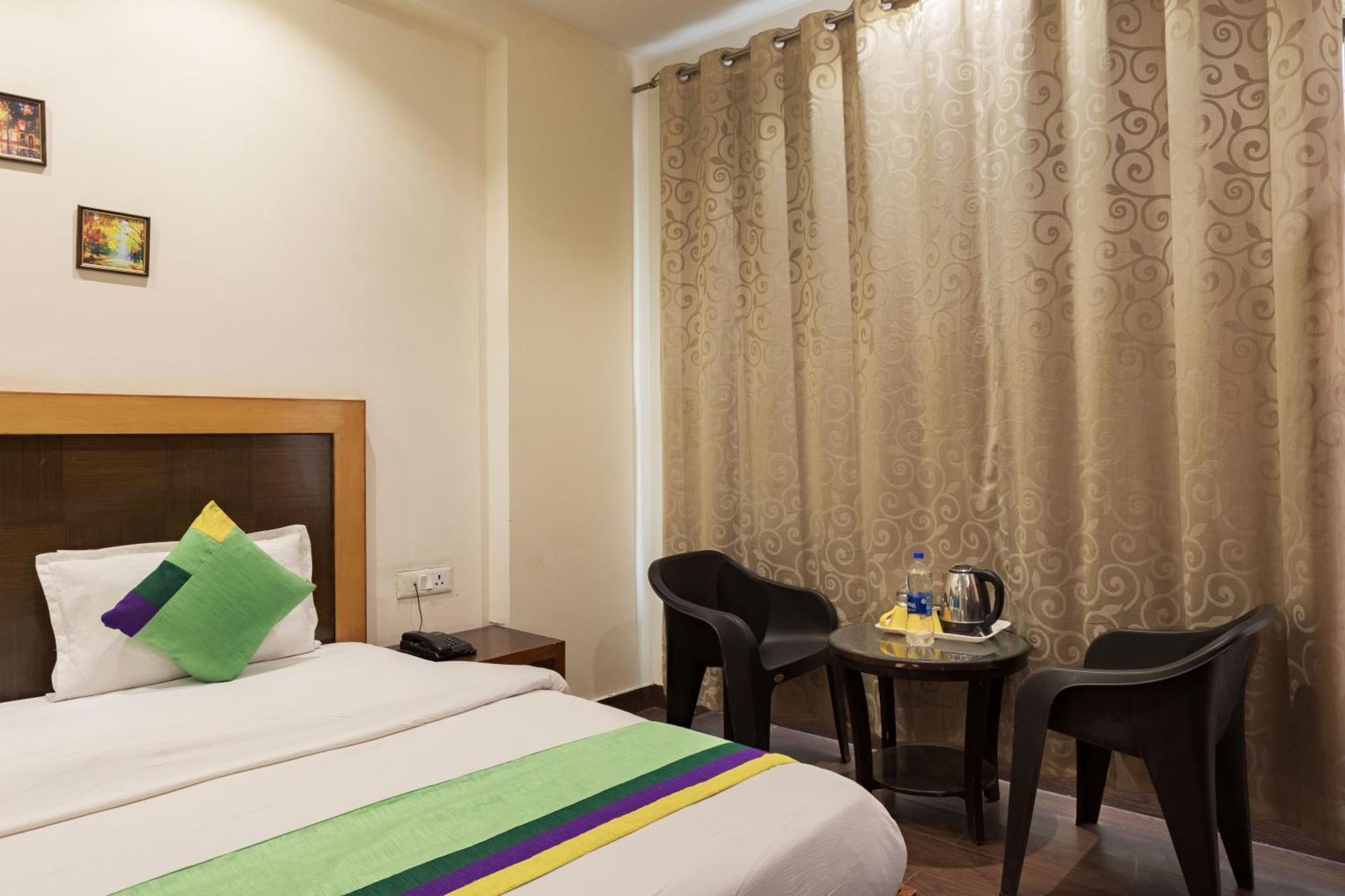 Treebo White Castle, Gurgaon Hotel ภายนอก รูปภาพ