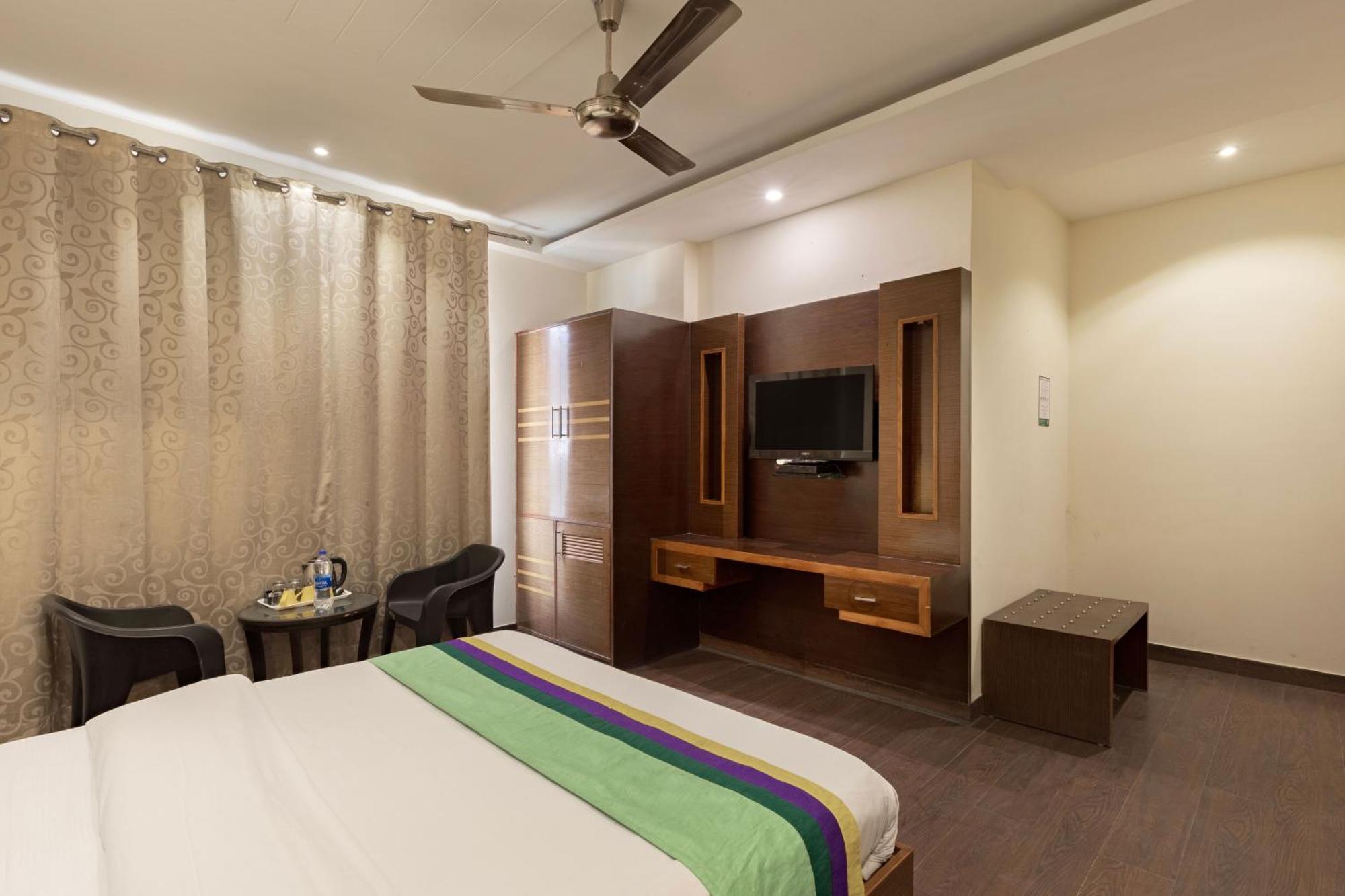 Treebo White Castle, Gurgaon Hotel ภายนอก รูปภาพ
