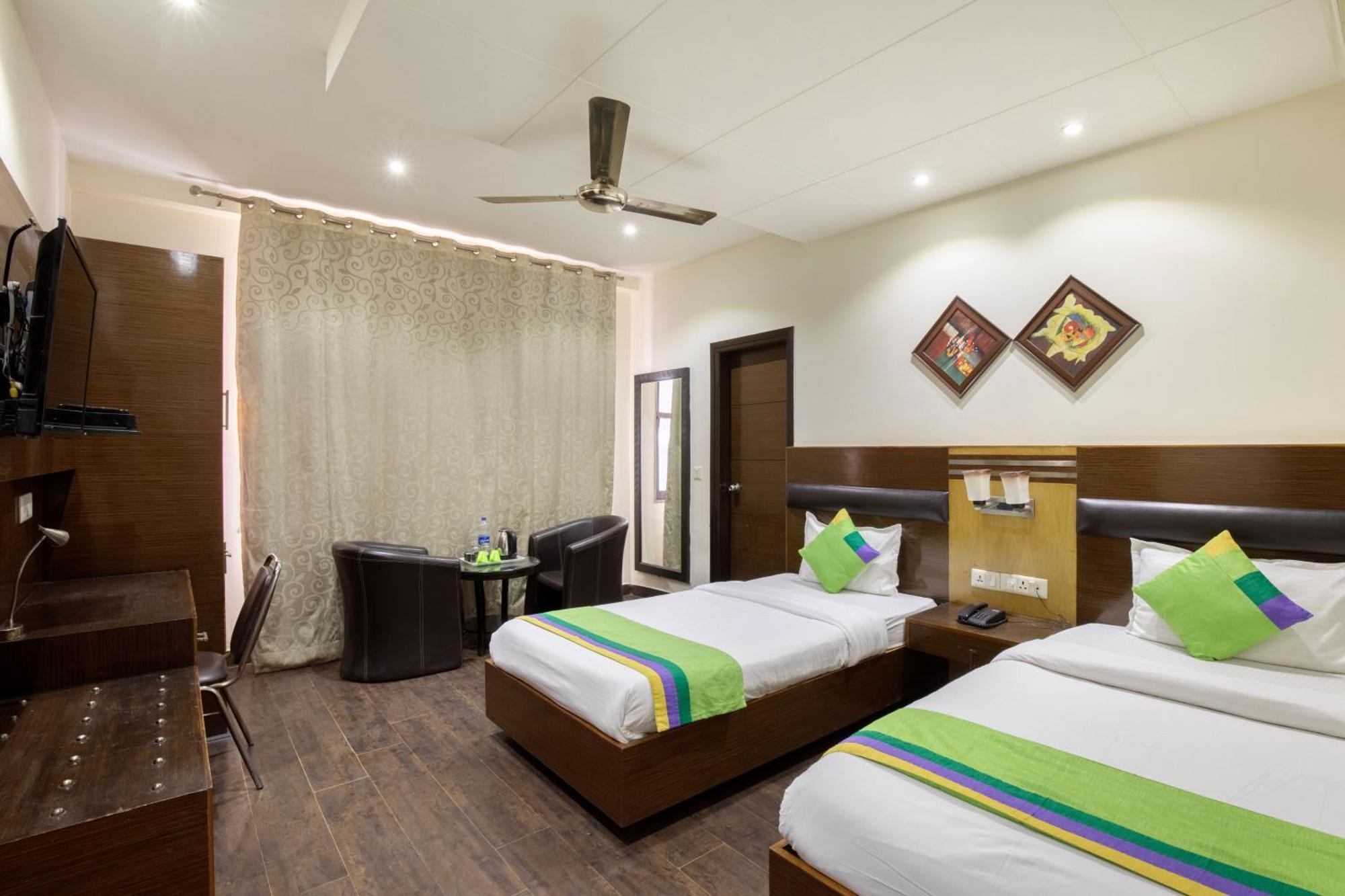 Treebo White Castle, Gurgaon Hotel ภายนอก รูปภาพ