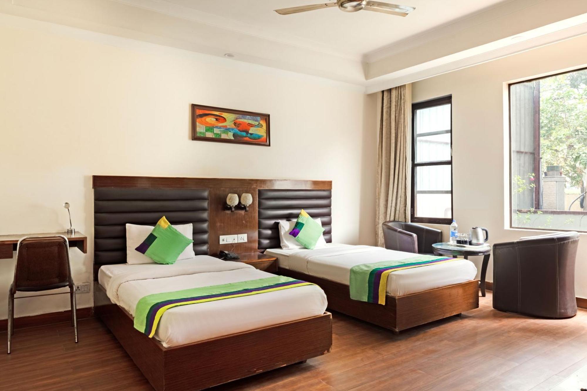 Treebo White Castle, Gurgaon Hotel ภายนอก รูปภาพ