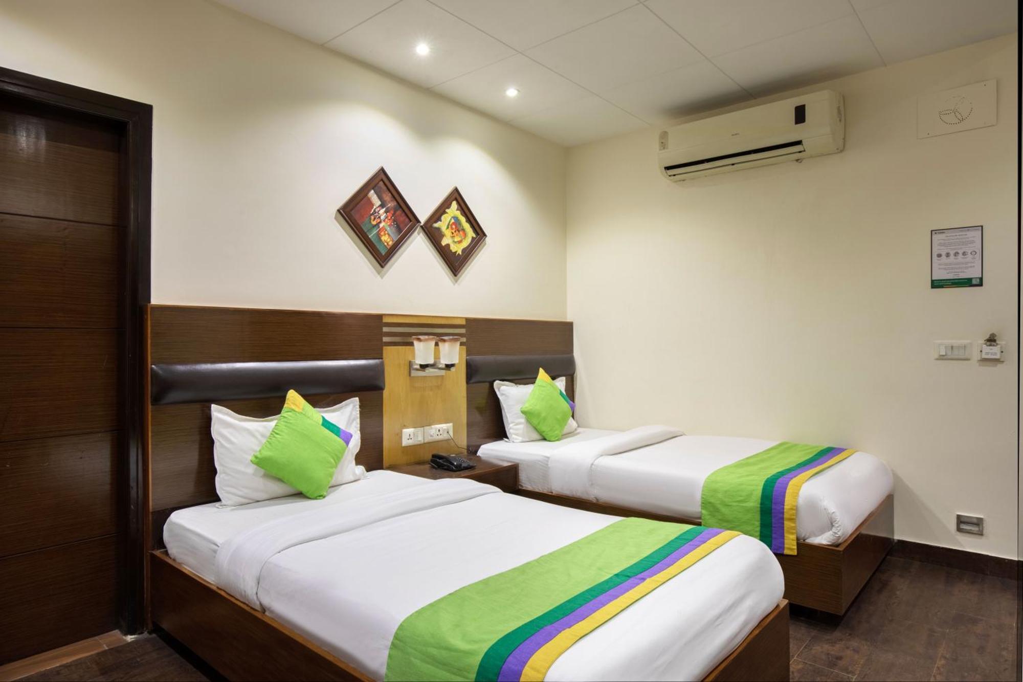 Treebo White Castle, Gurgaon Hotel ภายนอก รูปภาพ