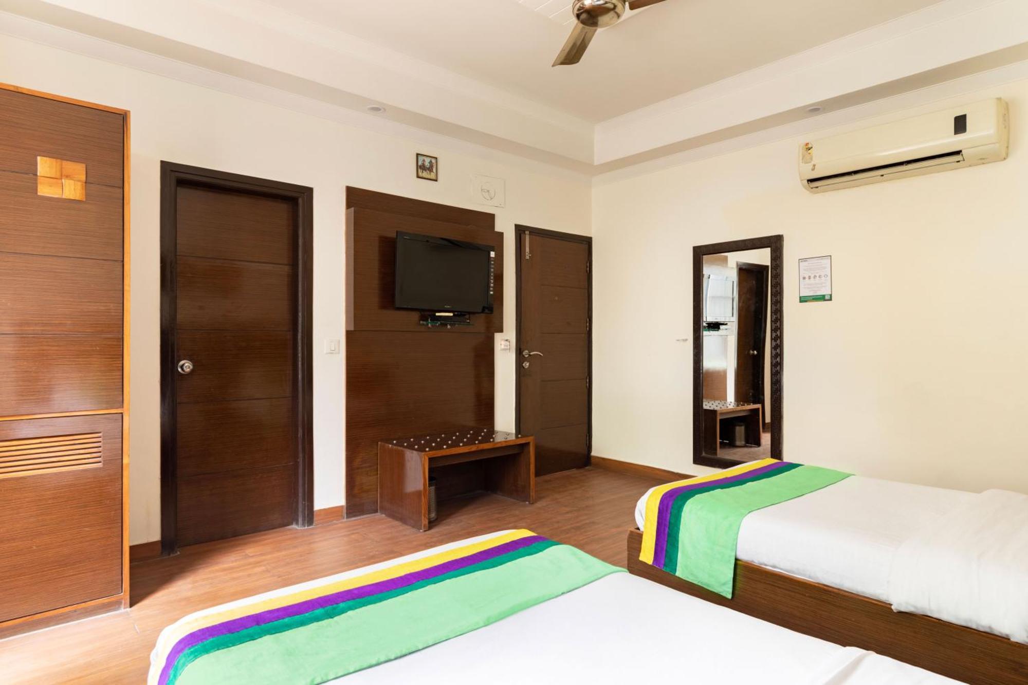 Treebo White Castle, Gurgaon Hotel ภายนอก รูปภาพ