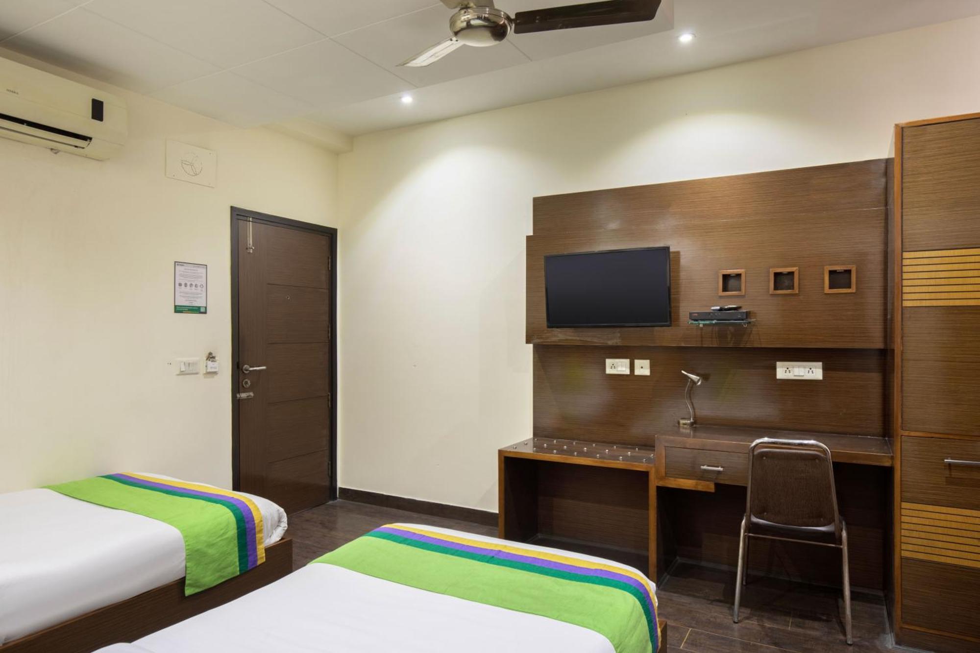 Treebo White Castle, Gurgaon Hotel ภายนอก รูปภาพ